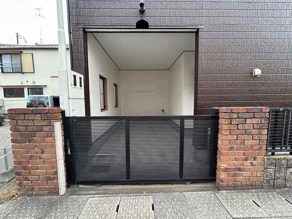 ハイルーフ車も駐車可能な車庫が設けられています(車種制限あり)。車庫の前に開閉式の門扉がございます。