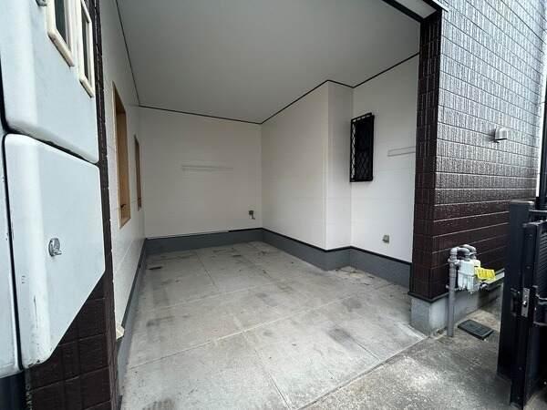 大切なお車を雨風から守り、快適なカーライフをサポート。約6m幅公道に面し、お車の出し入れもスムーズ。