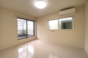 ２階南西側洋室