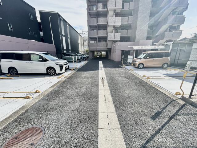 駐車(chē)場(chǎng)(共用設(shè)備)  寫(xiě)真撮影日：2025-10-01