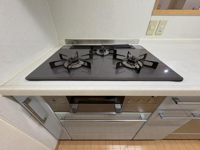 発電?溫水設備 3口ガスコンロ  寫真撮影日：2025-11-10