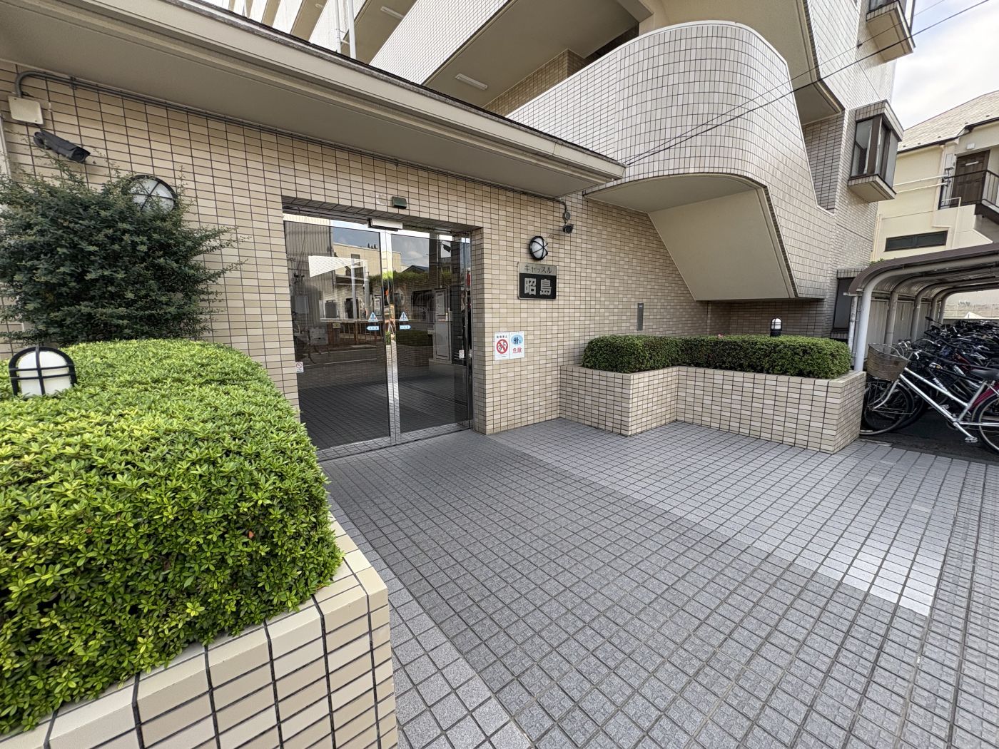 エントランス外観（2025年9月撮影）