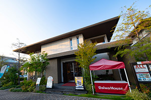 お客さまを迎える吉島展示場（広島市）