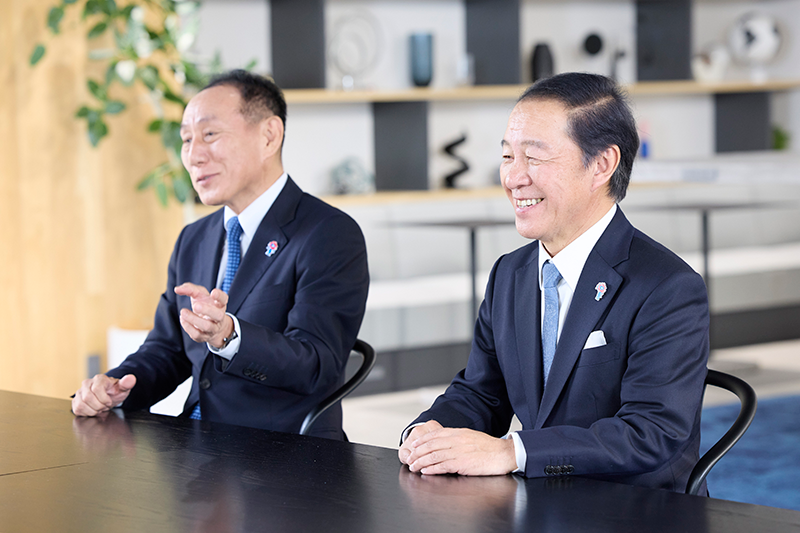 代表取締役社長/CEO 芳井 敬一 / 代表取締役社長/COO 大友 浩嗣