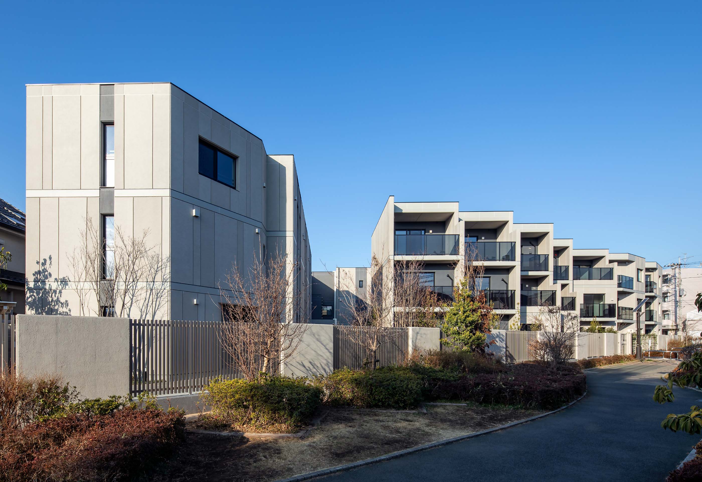 外観（2025年2月撮影）左：A棟、奧：B棟、右：C棟