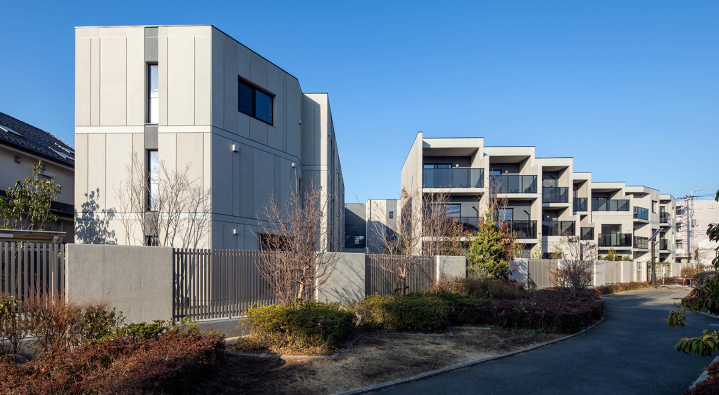 外観（2025年2月撮影）左：A棟、奧：B棟、右：C棟