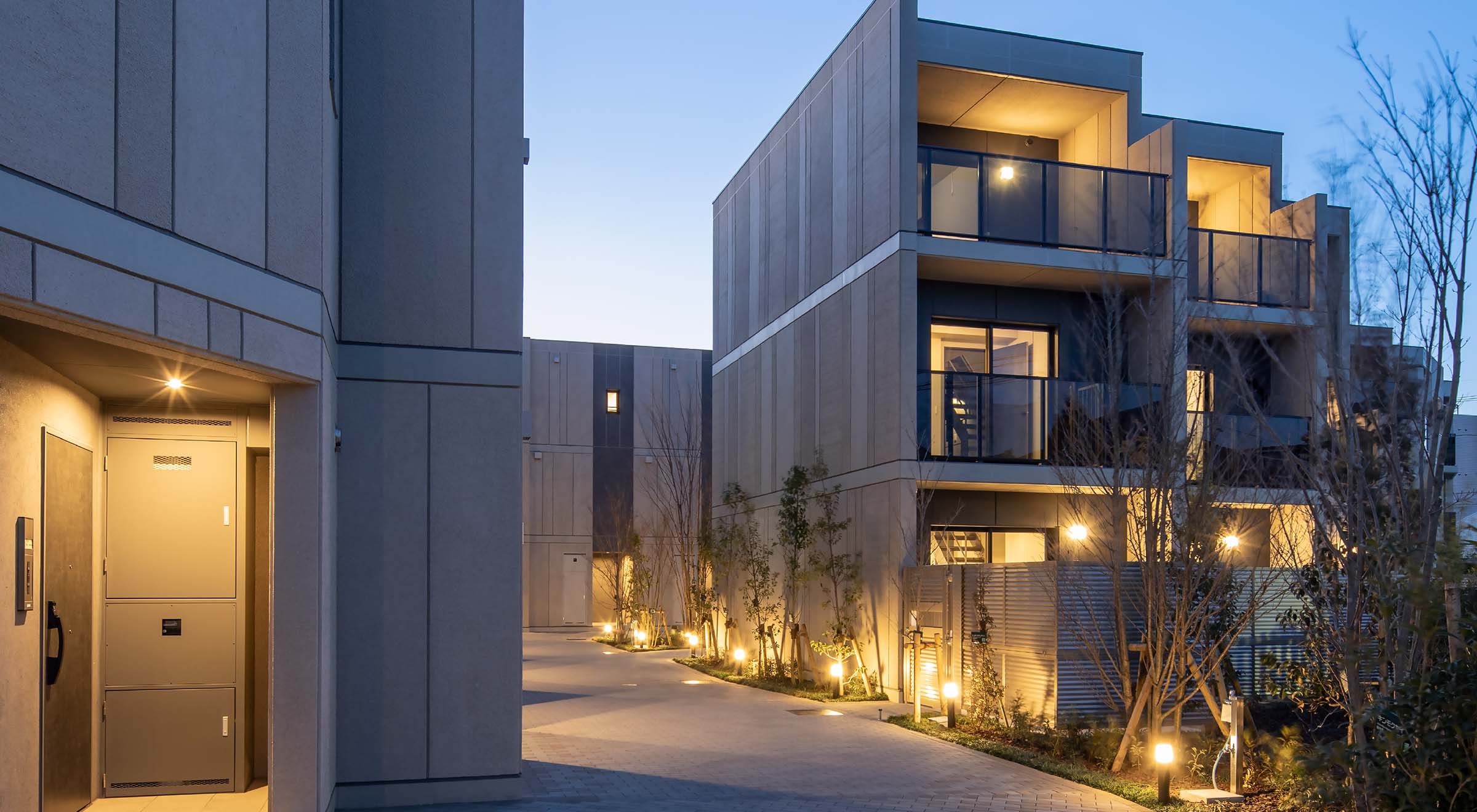 外観（2025年2月撮影）左：A棟、奧：B棟、右：C棟