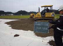 補(bǔ)強(qiáng)シートを全面に敷いた上に砕石を敷く様子