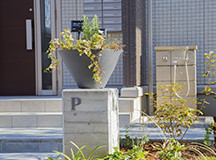 エントランスに設置されたプランターとペット用足洗い場(P棟)