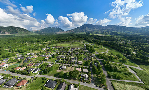 千年の歴史を持つ阿蘇の草原再生に挑む住宅地